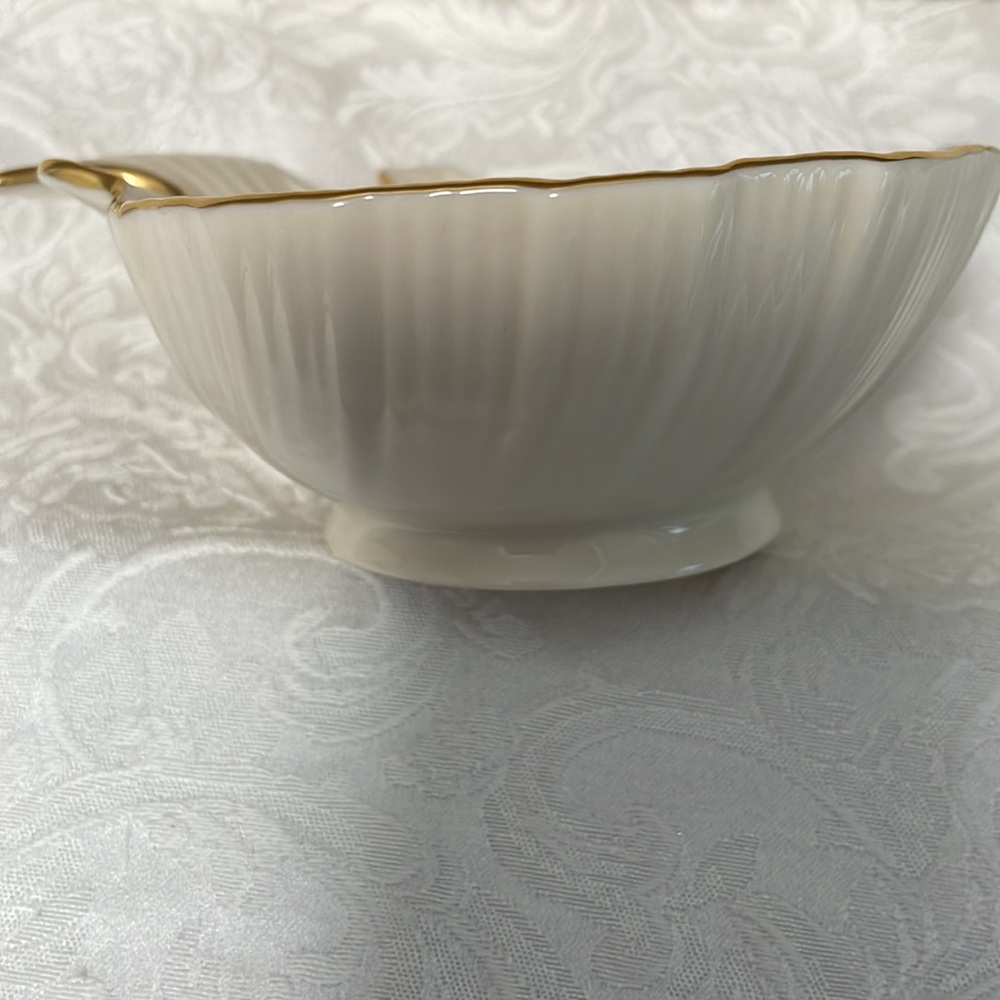 Lenox Ivory China Shell Shaped Footed Trinket, Candy, Nut Bowl - 24 kt Gold Trim - Picture 5 of 6